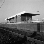 153171 Gezicht op de perronzijde van het N.S.-station Leiden Lammenschans te Leiden.